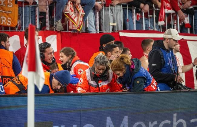 Fußball, Herren, Saison 2025 2026, Champions League (Viertelfinale, Rückspiel), FC Bayern München - Real Madrid, Fans des FC Bayern sprangen in den Innenraum nach Tor zum 4:3, mindestens ein Fotograf wurde verletzt, Sanitäter helfen, 15.04. 2026, Copyright: xMatthiasxKochx