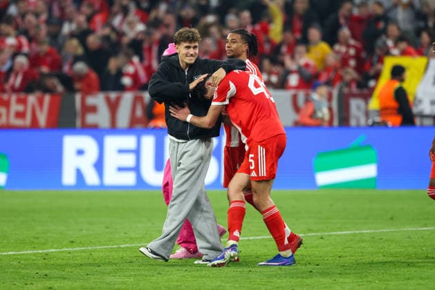 Die Mannschaft des FC Bayern Muenchen jubelt nach dem Sieg, Tom Bischof (FC Bayern Muenchen, 20) mit Aleksandar Pavlovic (FC Bayern Muenchen, 45) und Michael Olise (FC Bayern Muenchen, 17), Emotionen, GER, FC Bayern Muenchen vs. Real Madrid CF, Fussball, UEFA Champions League, Viertelfinale, Rueckspiel, Saison 2025 2026, 15.04.2026, GER, FC Bayern Muenchen vs. Real Madrid CF, Fussball, UEFA Champions League, Viertelfinale, Rueckspiel, Saison 2025 2026, 15.04.2026 Muenchen Copyright: xEibner-Pressefoto JennixMaulx EP_JML