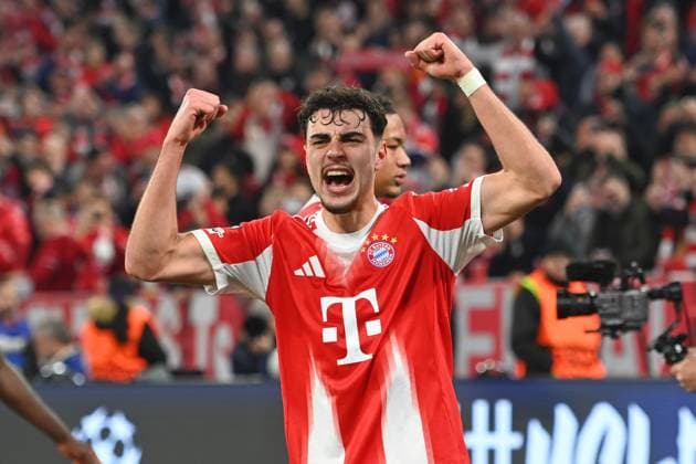 Schlussjubel Aleksandar PAVLOVIC (Bayern Muenchen), Jubel,Freude,Begeisterung, Aktion,Einzelbild,angeschnittenes Einzelmotiv,Halbfigur,halbe Figur. Fussball Champions League,Saison 2025 26, Viertelfinale FC Bayern-Muenchen -Real Madrid 4-3 am 15.04.2026 A L L I A N Z A R E N A. Â