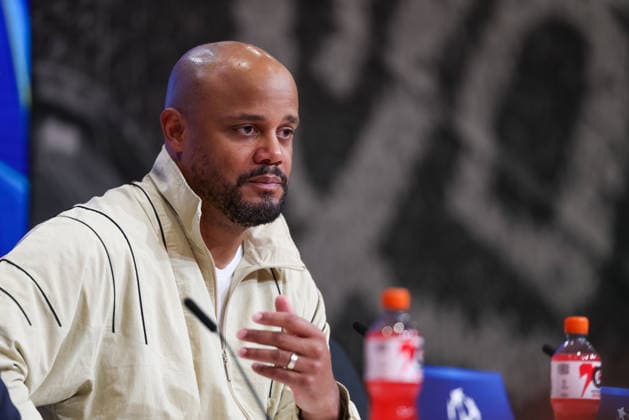 Vincent Kompany (FC Bayern Muenchen, Cheftrainer) gestikuliert bei der Pressekonferenz nach dem Spiel, GER, FC Bayern Muenchen vs. Real Madrid CF, Fussball, UEFA Champions League, Viertelfinale, Rueckspiel, Saison 2025 2026, 15.04.2026, GER, FC Bayern Muenchen vs. Real Madrid CF, Fussball, UEFA Champions League, Viertelfinale, Rueckspiel, Saison 2025 2026, 15.04.2026 Muenchen Copyright: xEibner-Pressefoto JennixMaulx EP_JML