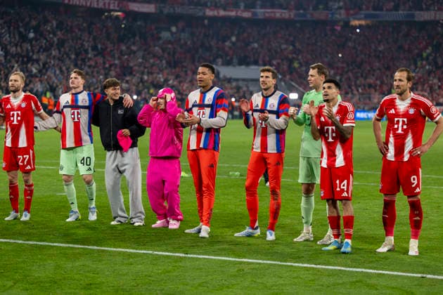 15.04.2026, Fussball UEFA Championsleague 2025 2026: Viertelfinale Rückspiel, FC Bayern München - Real Madrid, in der Allianz-Arena München,Schlussjubel nach dem 4:3, die Spieler in der Fankurve. Min-jae Kim (Bayern München, Minjae Kim), Konrad Laimer (FC Bayern München), Torwart Jonas Urbig (FC Bayern München), Tom Bischof (Bayern München), Lennart Karl (FC Bayern München), Torwart Leonard Prescott (FC Bayern München) und Filip Pavic (FC Bayern München), Leon Goretzka (FC Bayern München), Torwart Manuel Neuer (FC Bayern München), Luis Diaz (FC Bayern München)