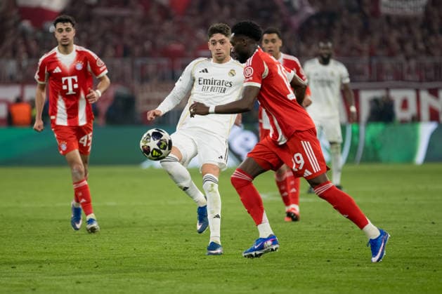 GER, Bavaria, Munich, Fussball, FC Bayern Munich - Real Madrid CF, at the Allianz Arena, Munich, Champions League, Quarter finals, second leg, April 15, 2026, from left: Federico Valverde (Real Madrid CF, 8), Alphonso Davies (FC Bayern Muenchen, 19), duel, zweikampf, um den Ball, for the ball UEFA regulations prohibit any use of photographs as image sequences and or quasi-video, Munich Allianz Arena Bavaria Germany Copyright: xMichaelxNibelx