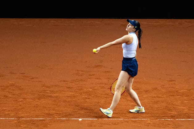 Eva Lys (Deutschland) im Bild am Ball, Eva Lys (Deutschland) vs Elina Svitolina (Ukraine), Runde 2, GER, Porsche Tennis Grand Prix Stuttgart, WTA, Tennis Damen 500, 15.04.2026 GER, Porsche Tennis Grand Prix Stuttgart, WTA 500, 15.04.2026 Stuttgart Copyright: xEibner-Pressefoto Memmlerx EP_MMR
