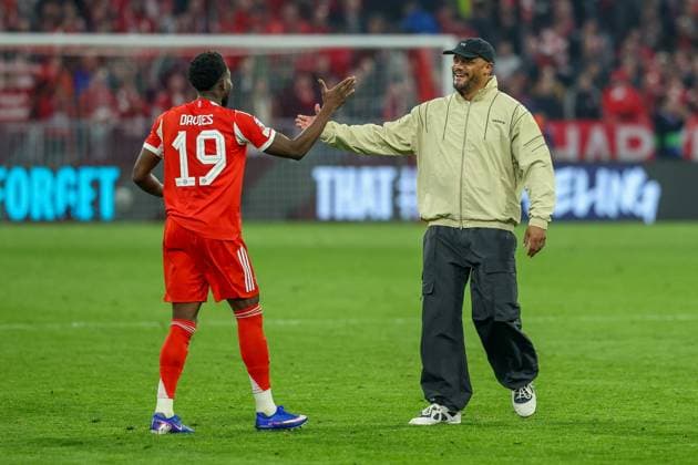 Schlussjubel nach Spielende, die Bayern feiern ihren Sieg, Alphonso Davies 19 (FC Bayern Muenchen), Chef-Trainer Vincent Kompany (FC Bayern Muenchen), FC Bayern Muenchen vs. Real Madrid, Fussball, UEFA, Champions League, Viertelfinale, Rueckspiel, 15.04.2026 Muenchen Bayern Deutschland