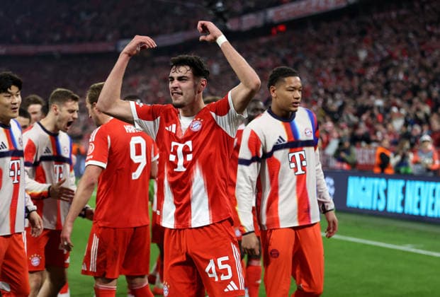 Fussball, Herren, Champions League, Saison 2025 2026, FC Bayern München - Real Madrid, Viertelfinale Rückspiel, Allianz Arena Aleksandar Pavlovic (FC Bayern München) jubelt, jubeln, Emotion, rufen, schreien, Freude