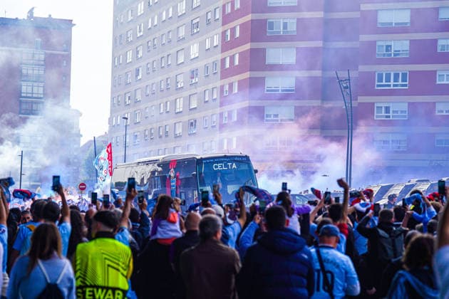 Spanien: Fussball UEFA Europa-League 2025 - 2026, Viertelfinale (Rückspiel) - Celta Vigo vs SC Freiburg - Balaidos (Vigo): Mannschaftsbus, Teambus, Celta Vigo, Vereinslogo, Schriftzug CELTA, Ankunft Mannschaft, Spieltag, UEFA Europa League, Fans, Zuschauer, Menschenmenge, Fanmassen, Jubel, Begeisterung, Fahnen, Vereinsfarben, Blau, Fanartikel, Smartphones, Fotoaufnahmen, Medieninteresse, Atmosphäre, Pyrotechnik, Rauch, Polizei, Sicherheitskräfte, Ordner, Eskorte, Straßenverkehr, urbanes Umfeld, Wohngebäude im Hintergrund Copyright: xJOERANxSTEINSIEKx