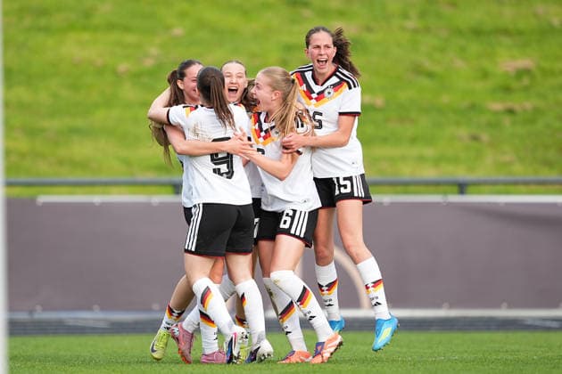 16.04.2026, xydrx, Fußball, Länderspiel, EM-Qualifikation U19-Frauen, Deutschland - Frankreich, Uhlenkrug-Stadion: Torjubel nach dem Tor zum 2:1 für Deutschland durch Torschütze Helen Boerner (GER, 17) zusammen mit Zoe Schick (GER,7) und Leonie Koepp (GER, 9) Marie Gmeineder (GER, 6) Maj Schneider (GER, 15) DFB regulations prohibit any use of photographs as image sequences and or quasi-video. Copyright: HMBxMedia YannisxDreimann