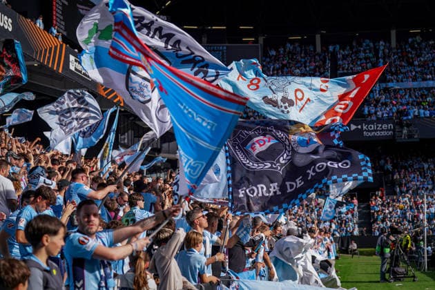 Spanien: Fussball UEFA Europa-League 2025 - 2026, Viertelfinale (Rückspiel) - Celta Vigo vs SC Freiburg - Balaidos (Vigo): Zuschauer, Fans, Tribüne, Innenansicht, Sportstätte, Stadion, Fanblock, Heimfans Celta Vigo, Vereinsfarben hellblau, Fahnen, große Flaggen, Banner, Spruchband FORA DE XOGO, FDP, Choreographie, Fanchoreo, Stimmung, Jubel, Emotionen, Gruppenbildung, Spieltag, UEFA Europa League, Werbebande, Sponsor enterprise, kaizen foundation, Werbung, Wirtschaft, TV-Kamera, Medienproduktion Copyright: xJOERANxSTEINSIEKx