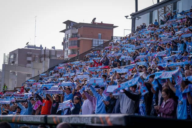 Spanien: Fussball UEFA Europa-League 2025 - 2026, Viertelfinale (Rückspiel) - Celta Vigo vs SC Freiburg - Balaidos (Vigo): Zuschauer, Fans, Heimfans Celta Vigo, Tribüne, Innenansicht, Sportstätte, Stadion, Fanblock, Totale, Vereinsfarben hellblau, Schals, Fanartikel, erhobene Schals, Gruppenbildung, Choreographie, Fanchoreo, Stimmung, Jubel, Emotionen, dicht gedrängt, Spieltag, UEFA Europa League, urbaner Hintergrund, Gebäude, Sonnenlicht, Außenbereich Tribüne Copyright: xJOERANxSTEINSIEKx