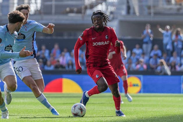 Spanien, Fussball, UEFA Europa League, Viertelfinale, Rückspiel, 2025 2026, RC Celta de Vigo vs. SC Freiburg, 16.04.2026, Estadio Balaidos, Vigo, Johan Manzambi (SC Freiburg, 44) am Ball Vigo Estadio Balaidos Galicien, Pontevedra Spanien Copyright: xArnexAmbergx