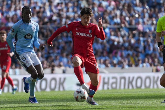 Spanien, Fussball, UEFA Europa League, Viertelfinale, Rückspiel, 2025 2026, RC Celta de Vigo vs. SC Freiburg, 16.04.2026, Estadio Balaidos, Vigo, Yuito Suzuki (SC Freiburg, 14) am Ball Vigo Estadio Balaidos Galicien, Pontevedra Spanien Copyright: xArnexAmbergx