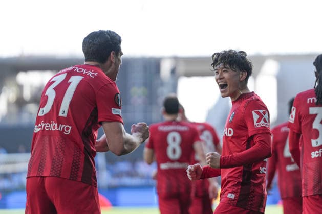 Spanien, Fussball, UEFA Europa League, Viertelfinale, Rückspiel, 2025 2026, RC Celta de Vigo vs. SC Freiburg, 16.04.2026, Estadio Balaidos, Vigo, Igor Matanovic (SC Freiburg, 31) und Yuito Suzuki (SC Freiburg, 14) Torjubel, Emotionen, Torschuss, Abschluss, Torerfolg, Tor, Treffer Vigo Estadio Balaidos Galicien, Pontevedra Spanien Copyright: xArnexAmbergx