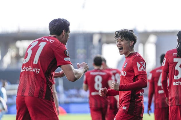 Spanien, Fussball, UEFA Europa League, Viertelfinale, Rückspiel, 2025 2026, RC Celta de Vigo vs. SC Freiburg, 16.04.2026, Estadio Balaidos, Vigo, Igor Matanovic (SC Freiburg, 31), Yuito Suzuki (SC Freiburg, 14) Torjubel, Emotionen, Torschuss, Abschluss, Torerfolg, Tor, Treffer Vigo Estadio Balaidos Galicien, Pontevedra Spanien Copyright: xArnexAmbergx