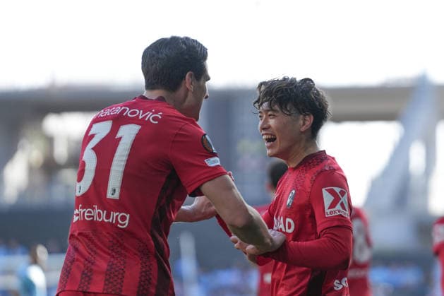 Spanien, Fussball, UEFA Europa League, Viertelfinale, Rückspiel, 2025 2026, RC Celta de Vigo vs. SC Freiburg, 16.04.2026, Estadio Balaidos, Vigo, Igor Matanovic (SC Freiburg, 31), Yuito Suzuki (SC Freiburg, 14), Torjubel, Emotionen, Torschuss, Abschluss, Torerfolg, Tor, Treffer Vigo Estadio Balaidos Galicien, Pontevedra Spanien Copyright: xArnexAmbergx
