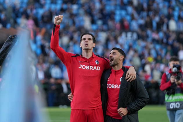 Spanien, Fussball, UEFA Europa League, Viertelfinale, Rückspiel, 2025 2026, RC Celta de Vigo vs. SC Freiburg, 16.04.2026, Estadio Balaidos, Vigo, Jubel, Emotionen, Die Mannschaft feiert den Einzug ins Halbfinale, Igor Matanovic (SC Freiburg, 31), Vincenzo Grifo (SC Freiburg, 32) Vigo Estadio Balaidos Galicien, Pontevedra Spanien Copyright: xArnexAmbergx