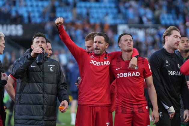 Spanien, Fussball, UEFA Europa League, Viertelfinale, Rückspiel, 2025 2026, RC Celta de Vigo vs. SC Freiburg, 16.04.2026, Estadio Balaidos, Vigo, Jubel, Emotionen, Die Mannschaft feiert den Einzug ins Halbfinale, Christian Günter Christian Guenter (SC Freiburg, 30), Derry Scherhant (SC Freiburg, 07) Vigo Estadio Balaidos Galicien, Pontevedra Spanien Copyright: xArnexAmbergx