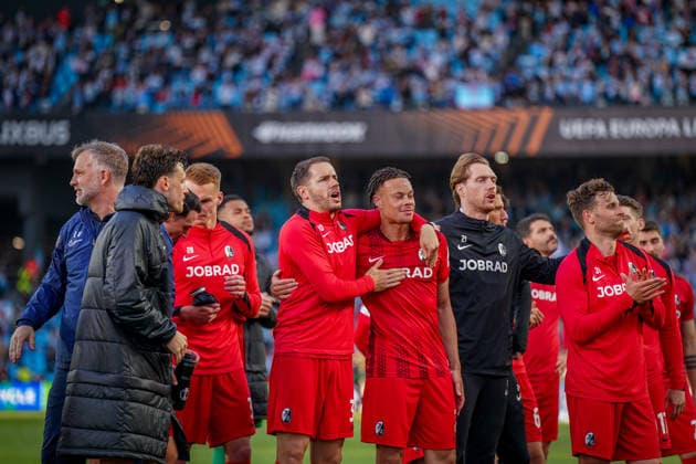 Spanien: Fussball UEFA Europa-League 2025 - 2026, Viertelfinale (Rückspiel) - Celta Vigo vs SC Freiburg - Balaidos (Vigo): Freude, Emotionen, Jubel beim Freiburger Team nach Abpfiff und dem Einzug ins Halbfinale Matthias Ginter (SC Freiburg, 28) Maximilian Eggestein (SC Freiburg, 08) Christian Günter Christian Guenter (SC Freiburg, 30) Florian Müller Florian Mueller (SC Freiburg, 21) Jannik Huth (SC Freiburg, 24) Derry Scherhant (SC Freiburg, 07) Jordy Makengo (SC Freiburg, 33) Copyright: xJOERANxSTEINSIEKx