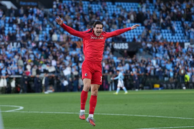 Spanien, Fussball, UEFA Europa League, Viertelfinale, Rückspiel, 2025 2026, RC Celta de Vigo vs. SC Freiburg, 16.04.2026, Estadio Balaidos, Vigo, Jubel, Emotionen, Die Mannschaft feiert den Einzug ins Halbfinale, Igor Matanovic (SC Freiburg, 31) Vigo Estadio Balaidos Galicien, Pontevedra Spanien Copyright: xArnexAmbergx