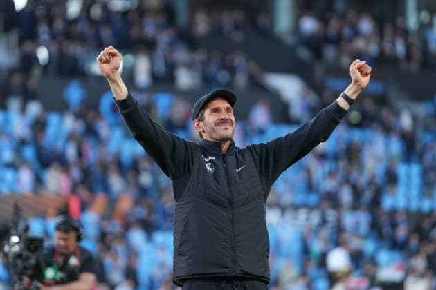 Spanien, Fussball, UEFA Europa League, Viertelfinale, Rückspiel, 2025 2026, RC Celta de Vigo vs. SC Freiburg, 16.04.2026, Estadio Balaidos, Vigo, Jubel, Emotionen, Die Mannschaft feiert den Einzug ins Halbfinale, Julian Schuster (SC Freiburg, Trainer) Vigo Estadio Balaidos Galicien, Pontevedra Spanien Copyright: xArnexAmbergx