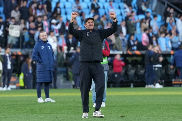 Spanien, Fussball, UEFA Europa League, Viertelfinale, Rückspiel, 2025 2026, RC Celta de Vigo vs. SC Freiburg, 16.04.2026, Estadio Balaidos, Vigo, Jubel, Emotionen, Die Mannschaft feiert den Einzug ins Halbfinale, Julian Schuster (SC Freiburg, Trainer) Vigo Estadio Balaidos Galicien, Pontevedra Spanien Copyright: xArnexAmbergx