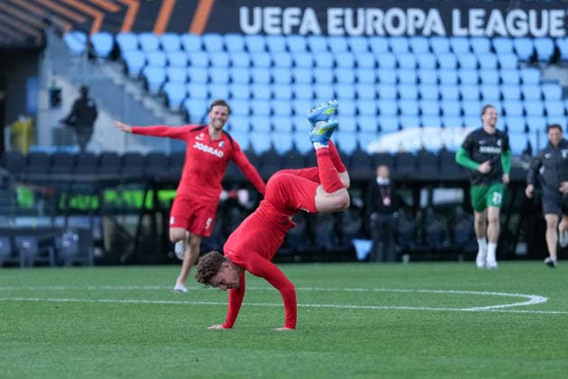 Spanien, Fussball, UEFA Europa League, Viertelfinale, Rückspiel, 2025 2026, RC Celta de Vigo vs. SC Freiburg, 16.04.2026, Estadio Balaidos, Vigo, Jubel, Emotionen, Die Mannschaft feiert den Einzug ins Halbfinale, Philipp Treu (SC Freiburg, 29) Vigo Estadio Balaidos Galicien, Pontevedra Spanien Copyright: xArnexAmbergx