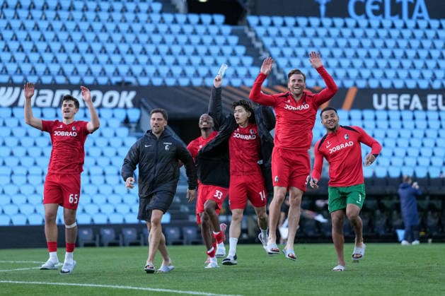 Spanien, Fussball, UEFA Europa League, Viertelfinale, Rückspiel, 2025 2026, RC Celta de Vigo vs. SC Freiburg, 16.04.2026, Estadio Balaidos, Vigo, Jubel, Emotionen, Die Mannschaft feiert den Einzug ins Halbfinale, Karl Steinmann (SC Freiburg, 65), Yuito Suzuki (SC Freiburg, 14), Lucas Höler Lucas Hoeler (SC Freiburg, 09), Noah Atubolu (SC Freiburg, 01) Vigo Estadio Balaidos Galicien, Pontevedra Spanien Copyright: xArnexAmbergx