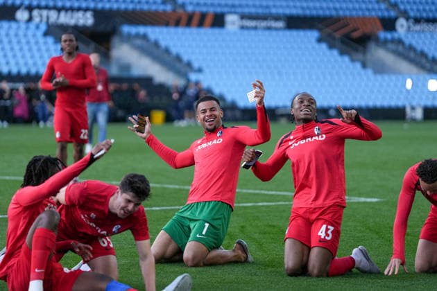 Spanien, Fussball, UEFA Europa League, Viertelfinale, Rückspiel, 2025 2026, RC Celta de Vigo vs. SC Freiburg, 16.04.2026, Estadio Balaidos, Vigo, Jubel, Emotionen, Die Mannschaft feiert den Einzug ins Halbfinale, Noah Atubolu (SC Freiburg, 01), Bruno Ogbus (SC Freiburg, 43) Vigo Estadio Balaidos Galicien, Pontevedra Spanien Copyright: xArnexAmbergx