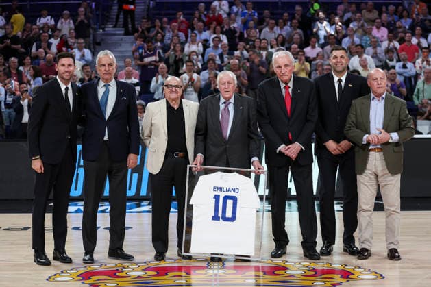 April 16, 2026, Madrid, Madrid, Spain: Rudy Fernandez, Cristobal Rodriguez, Vicente Ramos, Emiliano Rodriguez, Clifford Luyk, Felipe Reyes and Jose Antonio Corbalan, former players of Real Madrid, pose for a photo during the tribute to Emiliano Rodriguez, during the Turkish Airlines EuroLeague Regular Season Round 38 match between Real Madrid and Crvena Zvezda Meridianbet Belgrade at Movistar Arena on April 16, 2026, in Madrid, Spain. Real Madrid V Crvena Zvezda Meridianbet Belgrade - Turkish Airlines EuroLeague - ZUMAa181 20260416_zaa_a181_329 Copyright: xIrinaxR.xHipolitox