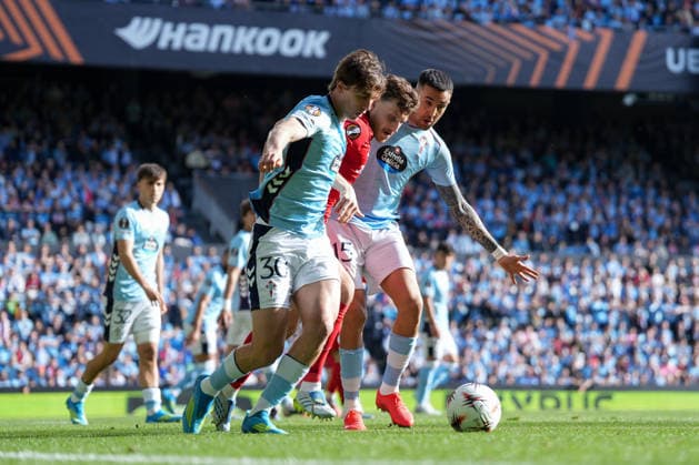 Spanien, Fussball, UEFA Europa League, Viertelfinale, Rückspiel, 2025 2026, RC Celta de Vigo vs. SC Freiburg, 16.04.2026, Estadio Balaidos, Vigo, Fer Lopez Fer Lopez (RC Celta de Vigo, 30), Maximilian Eggestein (SC Freiburg, 08) und Matias Vecino Falero Matias Vecino Falero (RC Celta de Vigo, 15) im Kampf um den Ball Vigo Estadio Balaidos Galicien, Pontevedra Spanien Copyright: xArnexAmbergx