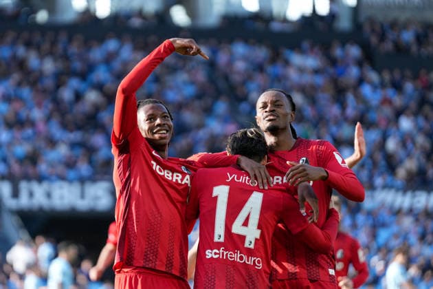 Spanien, Fussball, UEFA Europa League, Viertelfinale, Rückspiel, 2025 2026, RC Celta de Vigo vs. SC Freiburg, 16.04.2026, Estadio Balaidos, Vigo, Johan Manzambi (SC Freiburg, 44), Yuito Suzuki (SC Freiburg, 14), Jordy Makengo (SC Freiburg, 33) Torjubel, Emotionen, Torschuss, Abschluss, Torerfolg, Tor, Treffer Vigo Estadio Balaidos Galicien, Pontevedra Spanien Copyright: xArnexAmbergx