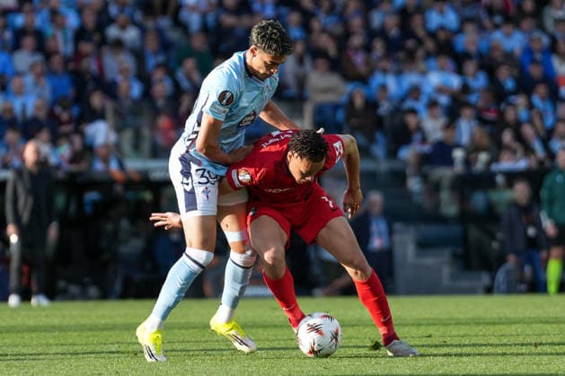 Spanien, Fussball, UEFA Europa League, Viertelfinale, Rückspiel, 2025 2026, RC Celta de Vigo vs. SC Freiburg, 16.04.2026, Estadio Balaidos, Vigo, Jones El-Abdellaoui (RC Celta de Vigo, 39) im Zweikampf mit Derry Scherhant (SC Freiburg, 07) Vigo Estadio Balaidos Galicien, Pontevedra Spanien Copyright: xArnexAmbergx