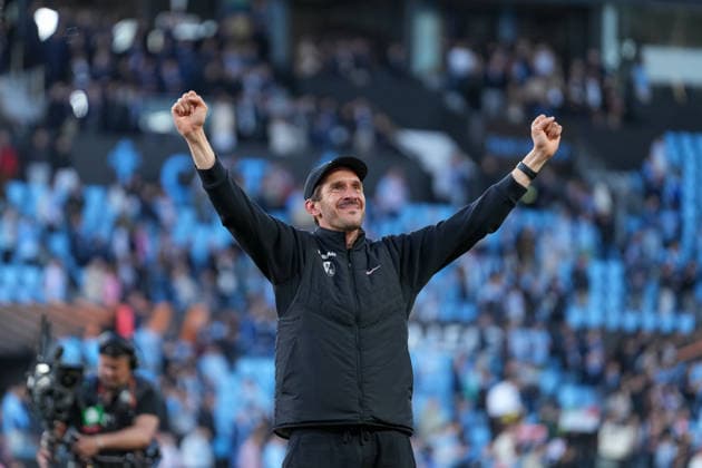 Spanien, Fussball, UEFA Europa League, Viertelfinale, Rückspiel, 2025 2026, RC Celta de Vigo vs. SC Freiburg, 16.04.2026, Estadio Balaidos, Vigo, Jubel, Emotionen, die Mannschaft feiert den Einzug ins Halbfinale mit den Fans im Gästeblock, Julian Schuster (SC Freiburg, Trainer) Vigo Estadio Balaidos Galicien, Pontevedra Spanien Copyright: xArnexAmbergx