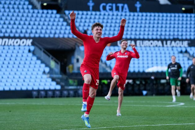 Spanien, Fussball, UEFA Europa League, Viertelfinale, Rückspiel, 2025 2026, RC Celta de Vigo vs. SC Freiburg, 16.04.2026, Estadio Balaidos, Vigo, Jubel, Emotionen, die Mannschaft feiert den Einzug ins Halbfinale mit den Fans im Gästeblock, Philipp Treu (SC Freiburg, 29), Lucas Höler Lucas Hoeler (SC Freiburg, 09) Vigo Estadio Balaidos Galicien, Pontevedra Spanien Copyright: xArnexAmbergx