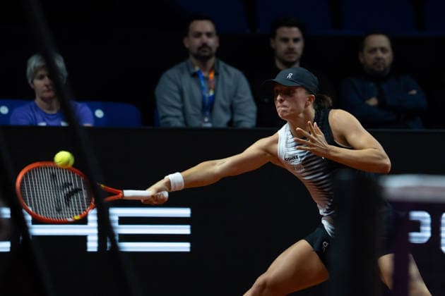 Iga Swiatek (POL) im Bild am Ball, Aktion, GER, Mirra Andreeva vs. Iga Swiatek, Tennis, ATP, Tennis Herren Turnier, WTA, Tennis Damen 500, Porsche Tennis Grand-Prix, Viertelfinale, 15.04.2026, GER, Mirra Andreeva vs. Iga Swiatek, Tennis, ATP-Turnier, WTA 500, Porsche Tennis Grand-Prix, Viertelfinale, 15.04.2026, Stuttgart Copyright: xEibner-Pressefoto EdwardxCheungx EP_ECG