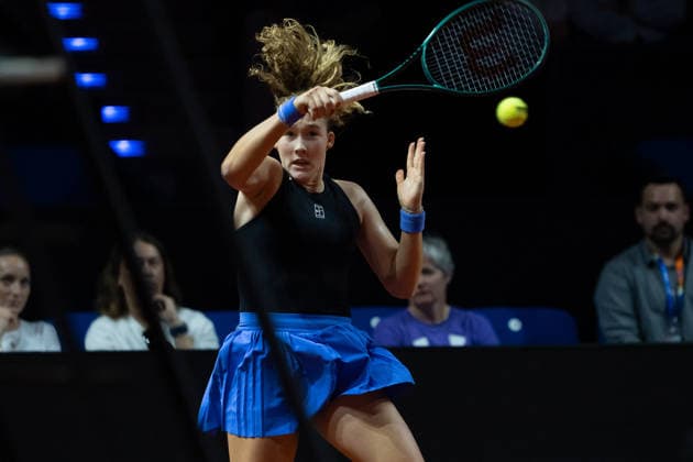 Mirra Andreeva (RUS) im Bild am Ball, Aktion, GER, Mirra Andreeva vs. Iga Swiatek, Tennis, ATP, Tennis Herren Turnier, WTA, Tennis Damen 500, Porsche Tennis Grand-Prix, Viertelfinale, 15.04.2026, GER, Mirra Andreeva vs. Iga Swiatek, Tennis, ATP-Turnier, WTA 500, Porsche Tennis Grand-Prix, Viertelfinale, 15.04.2026, Stuttgart Copyright: xEibner-Pressefoto EdwardxCheungx EP_ECG