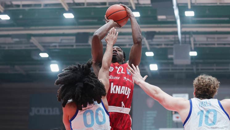 Im Bild: v.li. Tyger Campbell (Frankfurt Skyliners, 00), Johnathan Stove (Wuerzburg Baskets, 22) am Ball und Jacob Holt (Frankfurt Skyliners, 10) 17.04.2026, Fitness First Wuerzburg Baskets vs. SKYLINERS Frankfurt, easyCredit BBL, 30. Spieltag, Deutschland, 97072, tectake-Arena Wuerzburg, Copyright: HMBxMedia xJulienxBecker