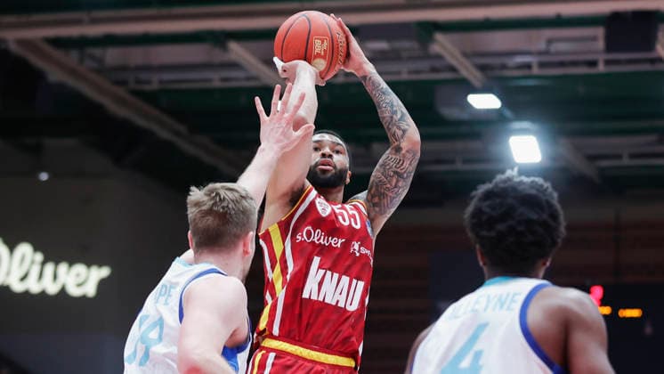 Im Bild: v.li. Till Pape (Frankfurt Skyliners, 19), David Muenkat (Wuerzburg Baskets, 55) am Ball und Nahiem Alleyne (Frankfurt Skyliners, 4) 17.04.2026, Fitness First Wuerzburg Baskets vs. SKYLINERS Frankfurt, easyCredit BBL, 30. Spieltag, Deutschland, 97072, tectake-Arena Wuerzburg, Copyright: HMBxMedia xJulienxBecker