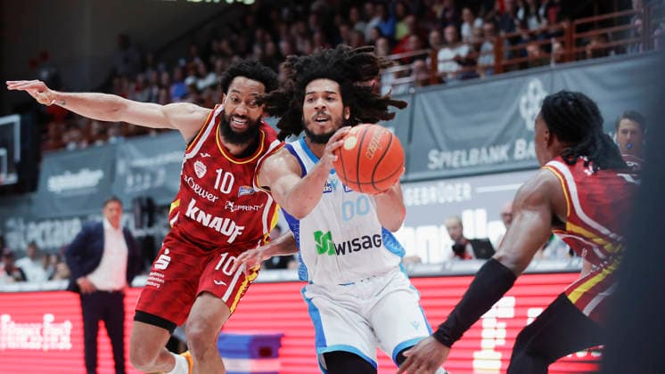 Im Bild: v.li. Davion Mintz (Wuerzburg Baskets, 10), Tyger Campbell (Frankfurt Skyliners, 00) am Ball und Marcus Carr(Wuerzburg Baskets, 5) 17.04.2026, Fitness First Wuerzburg Baskets vs. SKYLINERS Frankfurt, easyCredit BBL, 30. Spieltag, Deutschland, 97072, tectake-Arena Wuerzburg, Copyright: HMBxMedia xJulienxBecker
