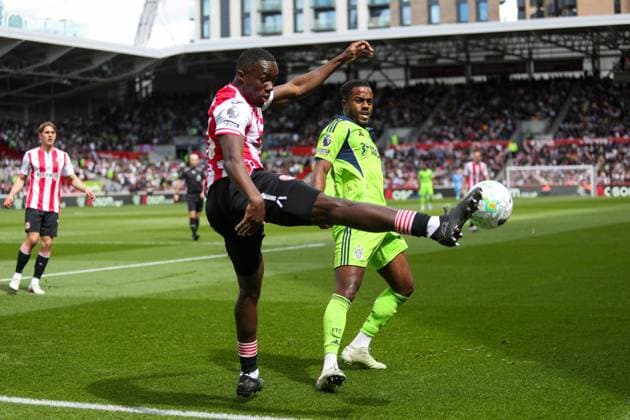 Michael Kayode of Brentford clears the ball whilst under pressure from Ryan Sessegnon of Fulham Brentford v Fulham, Football, Premier League, The Gtech Community Stadium, London, UK - 18 04 2026 EDITORIAL USE ONLY No use with unauthorised audio, video, data, fixture lists, club league logos or live services. Online in-match use limited to 120 images, no video emulation. No use in betting, games or single club league player publications. Copyright: xAnthonyxHanc Shutterstockx 16834820f