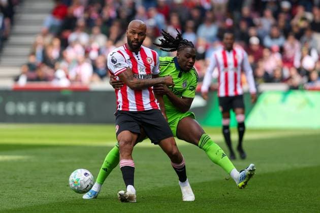 Igor Thiago of Brentford is challenged by Calvin Bassey of Fulham Brentford v Fulham, Football, Premier League, The Gtech Community Stadium, London, UK - 18 04 2026 EDITORIAL USE ONLY No use with unauthorised audio, video, data, fixture lists, club league logos or live services. Online in-match use limited to 120 images, no video emulation. No use in betting, games or single club league player publications. Copyright: xAnthonyxHanc Shutterstockx 16834820a