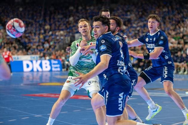 Mathias Gidsel, Rueckraum, (Fuechse Berlin 19), Samuel Zehnder, Aussen (TBV Lemgo Lippe 4), TBV Lemgo Lippe vs. Fuechse Berlin, DHB-Pokal Maenner, Herren, 5. Spieltag, Halbfinale, Daikin HBL, Lidl Final 4, 18.04.2026 Köln NRW Deutschland