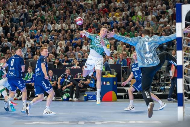 Nils Lichtlein, Rueckraum, (Fuechse Berlin 17), Constantin Moestl, Torwart (TBV Lemgo Lippe 1), TBV Lemgo Lippe vs. Fuechse Berlin, DHB-Pokal Maenner, Herren, 5. Spieltag, Halbfinale, Daikin HBL, Lidl Final 4, 18.04.2026 Köln NRW Deutschland