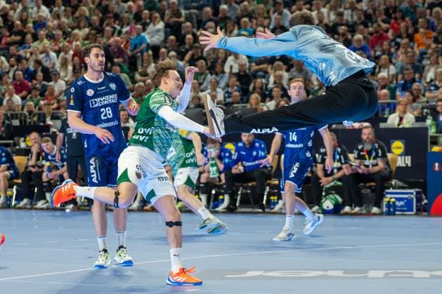 Tobias Grondahl, Rueckraum, (Fuechse Berlin 15), Constantin Moestl, Torwart (TBV Lemgo Lippe 1), TBV Lemgo Lippe vs. Fuechse Berlin, DHB-Pokal Maenner, Herren, 5. Spieltag, Halbfinale, Daikin HBL, Lidl Final 4, 18.04.2026 Köln NRW Deutschland