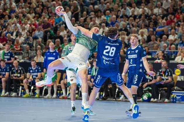 Nils Lichtlein, Rueckraum, (Fuechse Berlin 17), Hendrik Wagner, Rueckraum (TBV Lemgo Lippe 28), TBV Lemgo Lippe vs. Fuechse Berlin, DHB-Pokal Maenner, Herren, 5. Spieltag, Halbfinale, Daikin HBL, Lidl Final 4, 18.04.2026 Köln NRW Deutschland