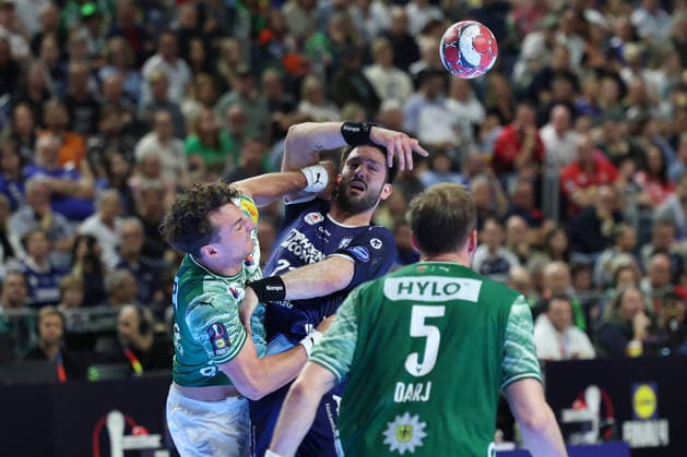 GER, Lanxess Arena Koeln, HBL, LIDL FINAL4, Men, 1. Halbfinale: TVB Lemgo Lippe vs. Fuechse Berlin 18.04.2026, Lanxess Arena , Koeln , GER, Lanxess Arena Koeln, HBL, LIDL FINAL4, Men, 1. Halbfinale: TVB Lemgo Lippe vs. Fuechse Berlin, im Bild: Tim Suton (TBV Lemgo 23), im Zweikampf gegen Lukas Herburger (Fuechse Berlin 29),