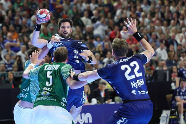 GER, Lanxess Arena Koeln, HBL, LIDL FINAL4, Men, 1. Halbfinale: TVB Lemgo Lippe vs. Fuechse Berlin 18.04.2026, Lanxess Arena , Koeln , GER, Lanxess Arena Koeln, HBL, LIDL FINAL4, Men, 1. Halbfinale: TVB Lemgo Lippe vs. Fuechse Berlin, im Bild: Tim Suton (TBV Lemgo 23), im Zweikampf gegen Lukas Herburger (Fuechse Berlin 29),
