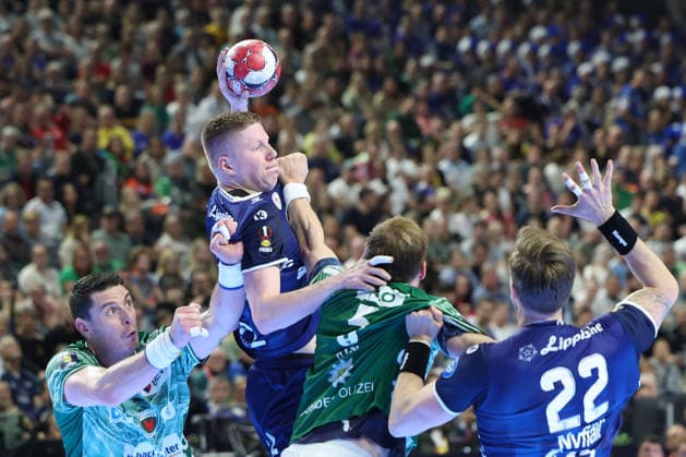 GER, Lanxess Arena Koeln, HBL, LIDL FINAL4, Men, 1. Halbfinale: TVB Lemgo Lippe vs. Fuechse Berlin 18.04.2026, Lanxess Arena , Koeln , GER, Lanxess Arena Koeln, HBL, LIDL FINAL4, Men, 1. Halbfinale: TVB Lemgo Lippe vs. Fuechse Berlin, im Bild: Niels Versteijnen (TBV Lemgo 25), in der Luft