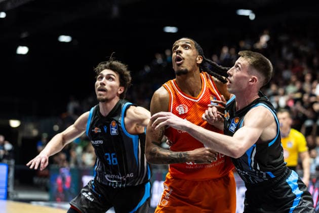 GER, easy-Credit Basketball-Bundesliga, 23. Spieltag, Niners Chemnitz - Science City Jena. 18.04.2026, Messe, Chemnitz, GER, easy-Credit Basketball-Bundesliga, 23. Spieltag, Niners Chemnitz - Science City Jena. Kristofer Krause (Science City Jena, 36), Kevin Yebo (Niners Chemnitz, 0), Joe Wieskamp (Science City Jena, 10) Foto Alexander Trienitz Chemnitz Messe Sachsen Deutschland