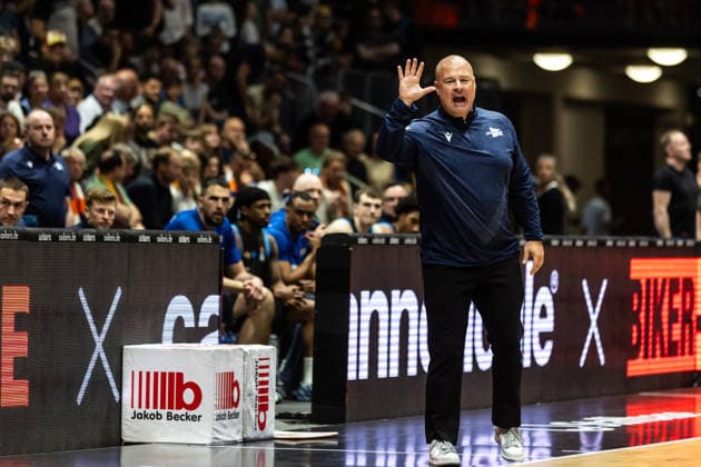 GER, easy-Credit Basketball-Bundesliga, 23. Spieltag, Niners Chemnitz - Science City Jena. 18.04.2026, Messe, Chemnitz, GER, easy-Credit Basketball-Bundesliga, 23. Spieltag, Niners Chemnitz - Science City Jena. Mike Taylor (Head Coach), Science City Jena Foto Alexander Trienitz Chemnitz Messe Sachsen Deutschland