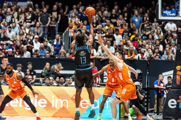 GER, easy-Credit Basketball-Bundesliga, 23. Spieltag, Niners Chemnitz - Science City Jena. 18.04.2026, Messe, Chemnitz, GER, easy-Credit Basketball-Bundesliga, 23. Spieltag, Niners Chemnitz - Science City Jena. Keith Braxton Jr. (Science City Jena, 13) Foto Alexander Trienitz Chemnitz Messe Sachsen Deutschland